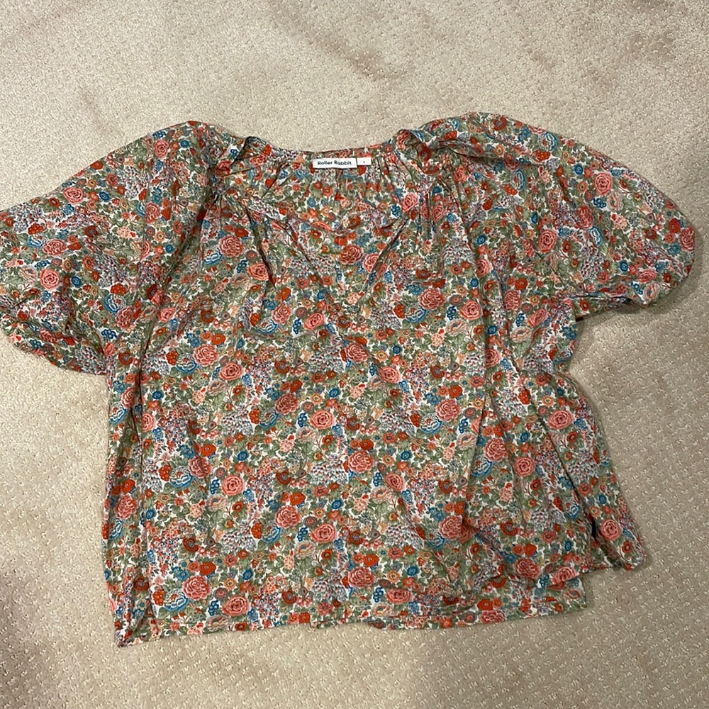 Cute balloon sleeve top.